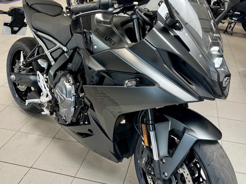 SUZUKI GSX-8R